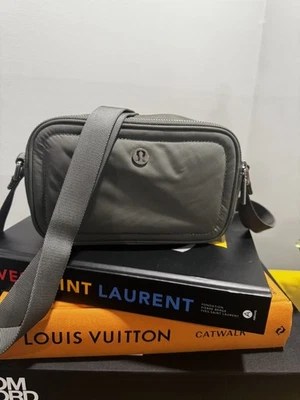 Bandolera Lululemon para cámara 2L — Talla única — Ligera de viaje/brossbody  Foto 1 de 4