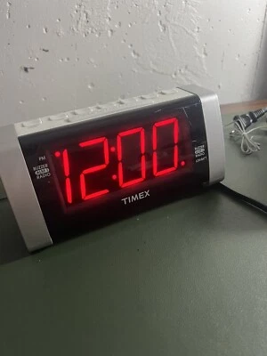 Radio Reloj Timex T235 Doble Alarma AM/FM con Números Rojos Jumbo Foto 1 de 4