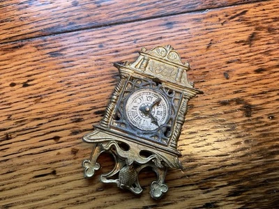 Antiguo reloj de pared alemán de metal dorado para casa de muñecas Foto 1 de 3