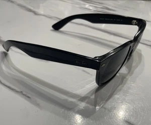 Ray-Ban RB2132 New Wayfarer 901 Sonnenbrille schwarzes Gestell 52-18 Italy gebraucht - Bild 1 von 14