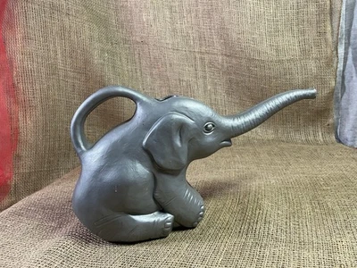 Lata de riego de plástico de elefante de colección 1996 Union Productions Inc. Foto 1 de 4
