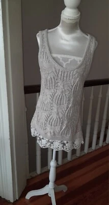 En muy buena condición Inc. Suéter túnica tejida beige cuello redondo talla S junior con ribete de encaje blanco Foto 1 de 4