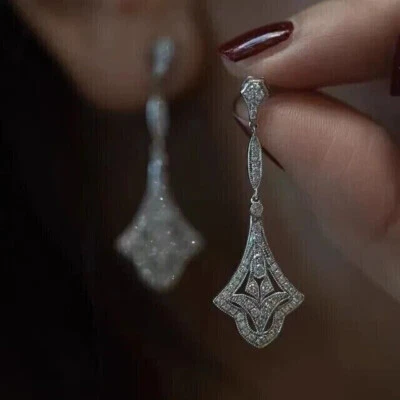 Pendientes colgantes de boda enchapados en oro blanco de 14 quilates diamante simulado de 2,4 quilates Foto 1 de 4