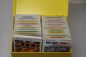 Estuche amarillo de colección para tarjetas de recetas de biblioteca de Betty Crocker - Imagen 1 de 8