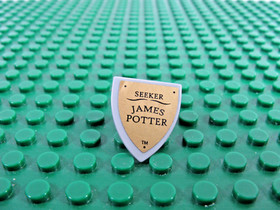 LEGO Old Gray Shield Triangular w/'SEEKER JAMES POTTER' Sticker 4842 #3846pb029