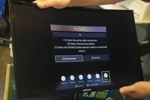 Samsung V24F39SFEX 24 Zoll Curved Smart LED TV mit integriertem WLAN + Ständer - Bild 1 von 11