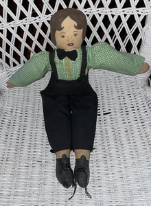 OOAK Künstler Original Puppe Volkskunst Puppe 17 Zoll blaue Augen grünes Hemd Fliege Stoff - Bild 1 von 4