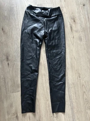 Usados en Excelente Condición Espléndidos Leggings de Cuero Vegano para Mujer Negros Pequeños Foto 1 de 4
