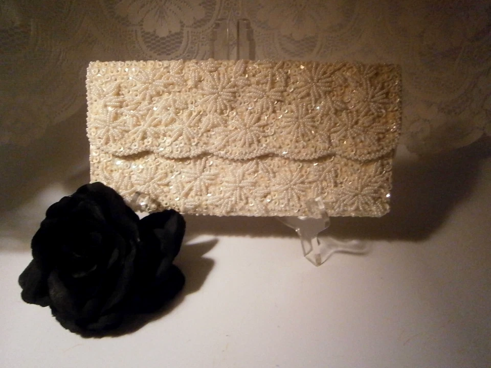 Bolso sin asas de noche de colección marca Star blanco crema satinado con cuentas lentejuelas Hong Kong Foto 1 de 4