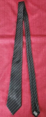 Corbata de seda Marks And Spencer 100 % seda. Negro con rayas blancas  Foto 1 de 4