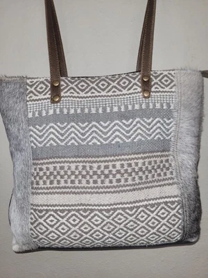 Bolso de mano Myra grande de cuero de vaca de lona Foto 1 de 4