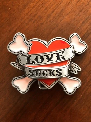Love Sucks Rosa Huesos Cruzados Corazón Rojo Esqueleto Metal Unisex Mujer’s Hebilla de Cinturón Foto 1 de 2