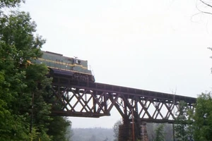 GREEN MOUNTAIN RAILROAD Loco #1849 Passing Bridge Kodachrome Slide 1990 #180 - Bild 1 von 1
