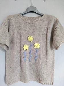 Women Hand Knitted Shot Sleeves Beige Jumper Decorated with Flowers Top Size M - Picture 1 of 4