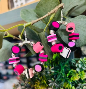 ÚNICOS PENDIENTES DE ARO DE REGALIZ ROSA TODO TIPO hechos a mano REGALO miniatura RETRO dulce - Imagen 1 de 2