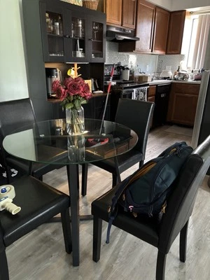 Juego de mesa redonda de cristal y 4 sillas de comedor Foto 1 de 4