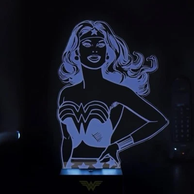 Mulher Maravilha Herói Acrílico Luz Branca Lâmpada de Bateria USB Super-herói DC Muito Bom - Imagem 1 de 4