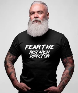 T-SHIRT FEAR THE RESEARCH DIRECTOR PERSONALISIERT VATER JOB GESCHENK IDEALES GESCHENK DES CHEF - Bild 1 von 1
