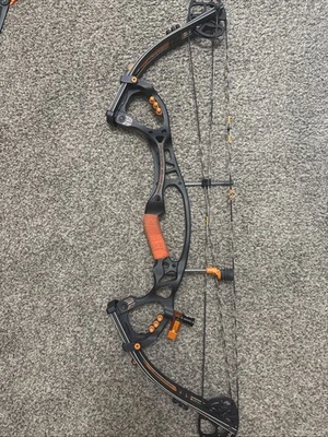 Arco compuesto Hoyt Pro Comp Elite Fx diestro con soporte Mybo Offset Foto 1 de 4