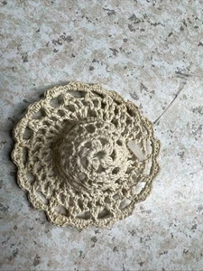 Miniatur 2 1/4" gehäkelt gestärkt Deckchen Hut Puppenherstellung Vintage Tee gebeizt - Bild 1 von 4