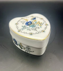 VTG Fine Bone China Heart Shaped Trinket Dish Blue Floral Design-Made In England - Picture 1 of 7