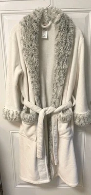 Bata Pottery Barn Teen House - blanca con ribete de piel sintética gris. Talla única  Foto 1 de 4