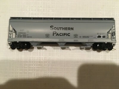 MICRO TRAINS 94040 N-Gauge Covered Hopper Car 3 Bay, Southern Pacific SP 496532 - Image 1 of 2