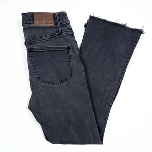 Pantalones de mezclilla Madewell Cali Demi-Boot para mujer 26 lavados negros botones mosca recortados dobladillo crudo - Imagen 1 de 9