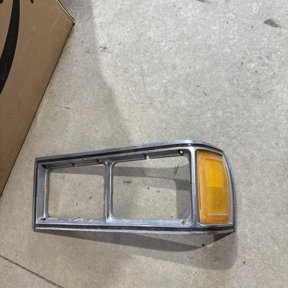 Olds 88 1976 Custom Cruiser Head Light Bisel LH Trim Eighty Eight OEM 551761 76 Foto 1 de 4