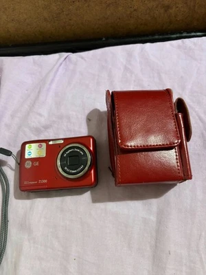 General Imaging GE Z1300 10.1MP Compact Digital Camera Red - Image 1 of 4