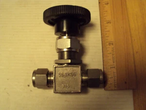 SS-1KS6 Whitey integral bonnet needle valve with 3/8 swagelok compression in-out - Picture 1 of 1