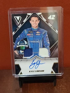 2019 Victory Lane - Kyle Larson #DSS-KL Dual Swatch Signatures Gold 48/99 Auto - Picture 1 of 5