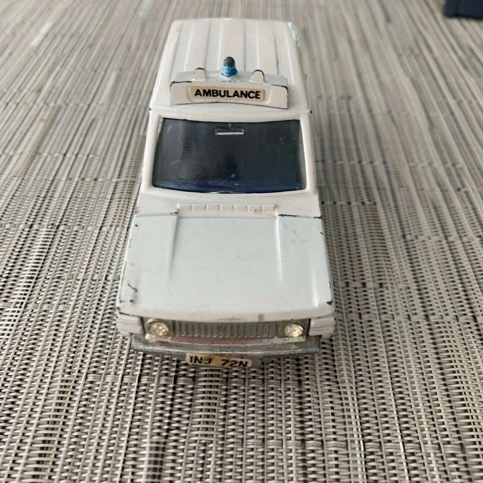 Dinky Toy Range Rover Ambulance - Image 1 of 4