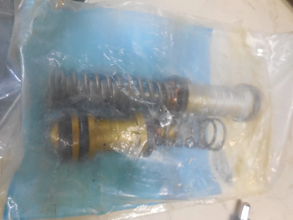 Kit de reparación de cilindro maestro Ford Crown Victoria 1973-1975 D6AZ-2004-A Foto 1 de 2