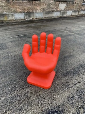 Cadeira vermelha-laranja esquerda em forma de mão 32" tamanho adulto anos 70 retrô EAMES iCarly NOVA - Imagem 1 de 4