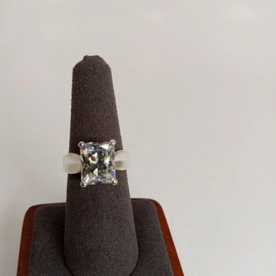 Anillo de plata de ley 925 corte esmeralda circonita cúbica talla 7 Foto 1 de 4