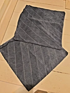 JUEGO DE DOS CUBIERTAS DE COJÍN DE ALGODÓN TEXTURIZADO JACQUARD DE PUNTO INDIO - AZUL MARINO - Imagen 1 de 10
