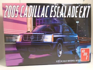 AMT #1317 SCALA 1/25 2005 CADILLAC ESCALADE EXT NUOVO IN SCATOLA DANNEGGIATA - Foto 1 di 3