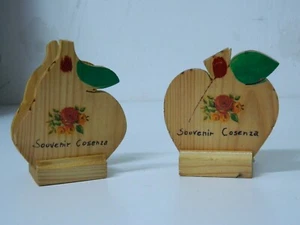 PORTATOVAGLIOLI SOUVENIR COSENZA IN LEGNO FORMA PERA/MELA VINTAGE CU30 - Foto 1 di 3