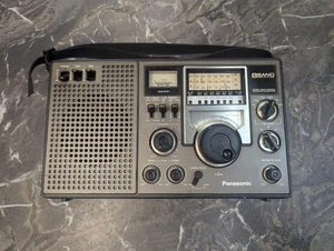Radio superheterodina doble onda corta 8 bandas negra plateada Panasonic RF-2200 - Imagen 1 de 10