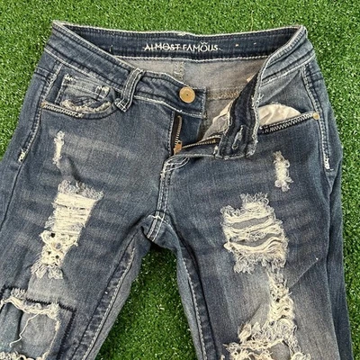 Pantalones de mezclilla con parches rasgados azul talla 3 Almost Famous desgastados ajustados para mujer Foto 1 de 4