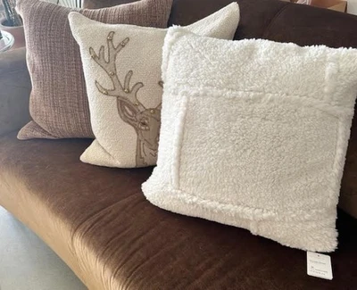 陶器谷仓拼贴夏尔巴枕头套 20 英寸平方象牙白冬季白色圣诞节新品 — 第 1/4 张图片