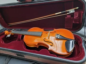 Violín estudiantil William Lewis & Son WL80E4 4/4 con arco y estuche - Imagen 1 de 8