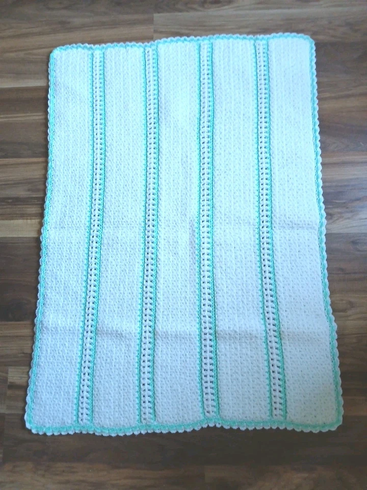 Bonita manta de bebé tejida a mano blanca afgana con aguamarina 27 x 38 pulgadas ¡En muy buena condición! Foto 1 de 1