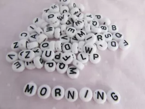 PACKUNG MIT 500 ODER 1000 7 mm weißes Alphabet Perlen gemischte Packungen - Bild 1 von 1