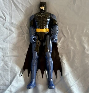 "Figura de acción de colección Batman 11 1/2"" DC Comics con capa de tela #67800 azul y negro" - Imagen 1 de 3