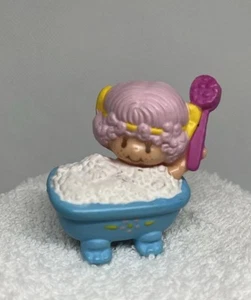 Strawberry Shortcake Angel Cake In Bubble Bath PVC Mini Fig Strawberry Land - Picture 1 of 4