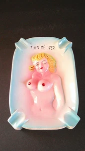 Cenicero vintage Risque Nude Woman Turn Me Over para tus culillas y cenizas calientes - Imagen 1 de 5