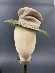 HIGH STYLE VINTAGE 1940's UNIQUE TEXTURED Hat w/ decorative brim 40s Chapeaux - Picture 1 of 3