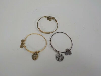 Três pulseiras energéticas Alex and Ani cruz querubim e pomba de cristal - Imagem 1 de 4